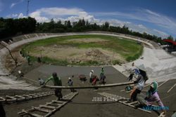 FOTO VELODROME MANAHAN : Menyelesaikan Proses Perbaikan Jalur Sepeda 
