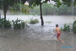 CUACA EKSTREM : Hujan Deras akibatkan Genangan hingga Banjir Bandang