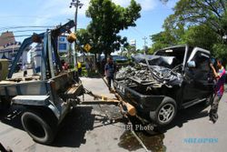 FOTO KECELAKAAN : Mengevakuasi Mobil Toyota Kijang
