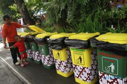 FOTO TEMPAT SAMPAH : Ayah Bimbing Anak Buang Sampah