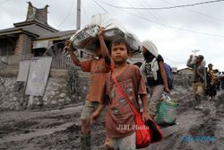 FOTO PENGUNGSI GUNUNG SINABUNG : Penduduk Lereng Gunung Sinabung Menyelamatkan Barang