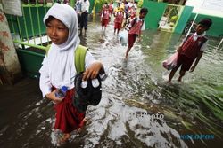 FOTO  JAKARTA BANJIR : Sekolah Tergenang Banjir
