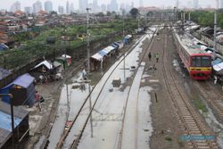 FOTO BANJIR JAKARTA :   Melintasi Rel Yang Terendam Air