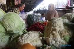 Pedagang Pasar Godean Keluhkan Toko Moderen