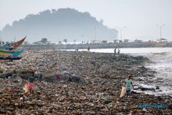 FOTO TAHUN BARU 2014 : Pantai Purus Padang Tertutup Sampah