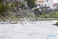 FOTO SUNGAI KALI PEPE : Sampah Mencemari Kali Pepe