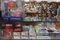 FOTO APOTEK : Penjualan Kondom
