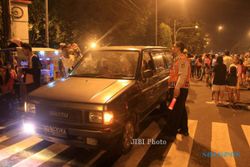 FOTO TAHUN BARU 2014 :  Menegur Pengemudi Mobil