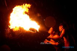 FOTO MAULID NABI DEMAK : Atraksi Sembur Api Muncul dalam Peringatan Maulid Nabi di Demak