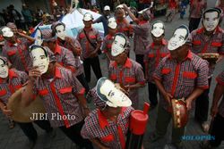JOKOWI NYAPRES : Dukung Jokowi, Ratusan Warga DIY Pawai Budaya
