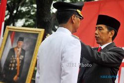 FOTO PELANTIKAN WALIKOTA JAKARTA UTARA : Menyematkan Tanda Jabatan