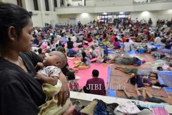 FOTO BANJIR JAKARTA : Pengungsi Bermalam di GOR