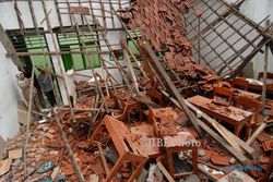 KISAH TRAGIS : Gedung SMPN 1 Sampang Roboh, Belasan Siswa dan Guru Tertimpa Reruntuhan
