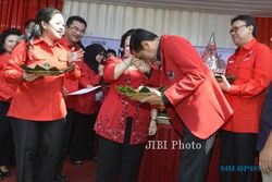 FOTO HUT KE-41 PDI P : Mencium tangan Megawati Soekarnoputri