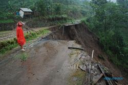 LONGSOR KARANGANYAR : Tebing 50 Meter Longsor Tutup Jalan Tembus Tawangmangu