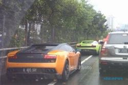 BANJIR JAKARTA : Ibu Kota Banjir, Lamborghini Ini Melenggang Dikawal Polisi