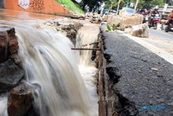 FOTO BANJIR JAKARTA : Jembatan di Jl. TB Simatupang Ambles Tergerus Banjir