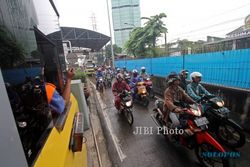 FOTO BANJIR JAKARTA : Motor Masuk Tol