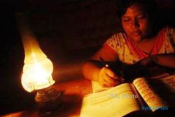 BANJIR JAKARTA : Pedagang Lampu Semprong Banjir Konsumen