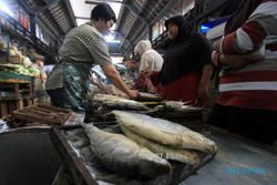 FOTO PASAR GEDE : Melayani Pembeli Ikan Bandeng 