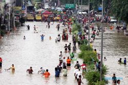 BANJIR JAKARTA : Pengungsi Banjir Jakarta Butuh Selimut dan Tikar