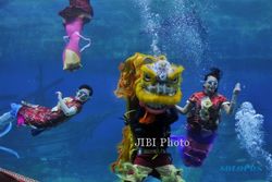 FOTO TAHUN BARU IMLEK : Barongsai Dalam Air