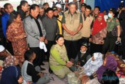 GUNUNG SINABUNG MELETUS : Presiden SBY Gelar Rapat di Pengungsian Sinabung