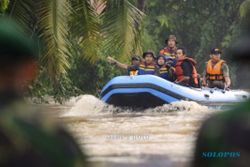 FOTO BANJIR JAKARTA : Tim SAR Gabungan Evakuasi Korban