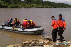 ARUNG JERAM : Perahu Terbalik, 1 Orang Hilang