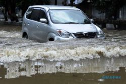 Ini Dia Tips Aman Mengemudi Menerjang Banjir