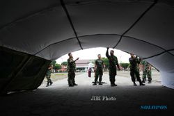 FOTO PERSIAPAN GELAR PASUKAN : Mendirikan Tenda