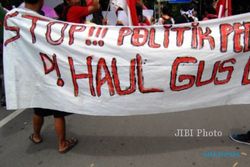 HAUL GUS DUR : Aparat Protes Berita Demo Sambut SBY