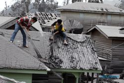 FOTO ABU VULKANIK : Membersihkan Atap Rumah