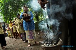 FOTO RITUAL NGANGSU CIREBON : Abdi Dalem Menjalani Ritual Ngangsu