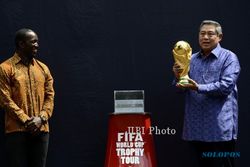 FOTO TROFI PIALA DUNIA : Mengangkat Trofi Piala Dunia