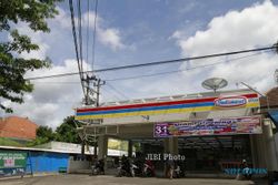 FOTO MINIMARKET : Rencana menghentikan pemberian  IMB Minimarket