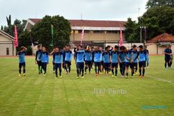 MENGINTIP LATIHAN TIMNAS U-19 : Indra Syafrie Matangkan Formasi 4-3-3