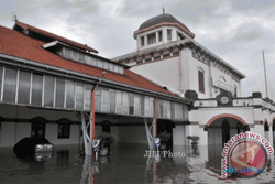 BANJIR SEMARANG : Stasiun Tawang Kebanjiran, KA Jurusan Semarang Terlambat