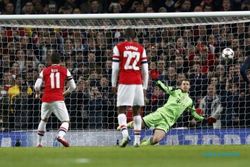 ARSENAL 0-2 BAYERN : Neuer Sebut Hafal Cara Oezil Eksekusi Penalti