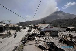 FOTO RUMAH ROBOH DI SINABUNG : Rumah Roboh Diterpa Abu Vulkanik Sinabung