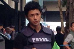 Meliput Demo di Thailand, Wartawan Jepang Ganteng ini Jadi Pusat Perhatian 