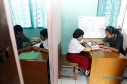 FOTO SISWA INKLUSI : Siswa inklusi belajar bersama GPK