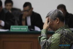 KASUS AKIL MOCHTAR : Majelis Hakim Tangguhkan Pemeriksaan Akil di Sidang Bupati Morotai