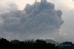 FOTO GUNUNG KELUD MELETUS : Abu Vulkanik Membumbung Tinggi