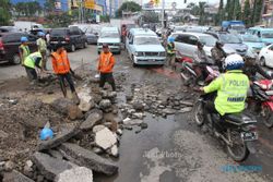 FOTO BANJIR JAKARTA : Perbaikan Jalan