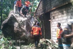 Batu Raksasa Hancurkan Rumah Karjo