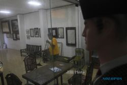 FOTO MUSEUM SAMANHOEDI : Membersihkan Lantai 