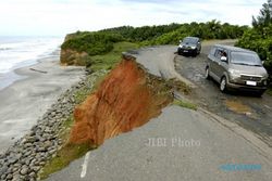 FOTO ABRASI PANTAI : Rusak Diterjang Abrasi Pantai