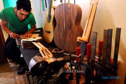 FOTO PERAJIN GITAR : Menyelesaikan Proses Pembuatan Gitar Akustik