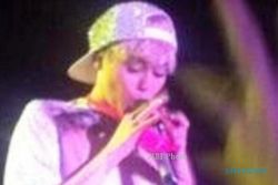 KONTROVERSI MILEY CYRUS : Miley Cyrus Kunyah Celana Dalam saat Konser